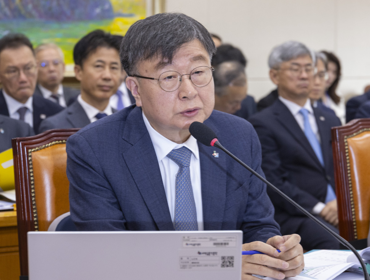 ▲<YONHAP PHOTO-2621> 질의에 답변하는 이재연 서민금융진흥원 원장     (서울=연합뉴스) 황광모 기자 = 이재연 서민금융진흥원 원장이 21일 국회에서 열린 2025년도 정무위원회 국정감사에 출석해 의원 질의에 답하고 있다. 2025.10.21    hkmpooh@yna.co.kr/2025-10-21 12:10:44/<저작권자 ⓒ 1980-2025 ㈜연합뉴스. 무단 전재 재배포 금지, AI 학습 및 활용 금지> (연합뉴스)