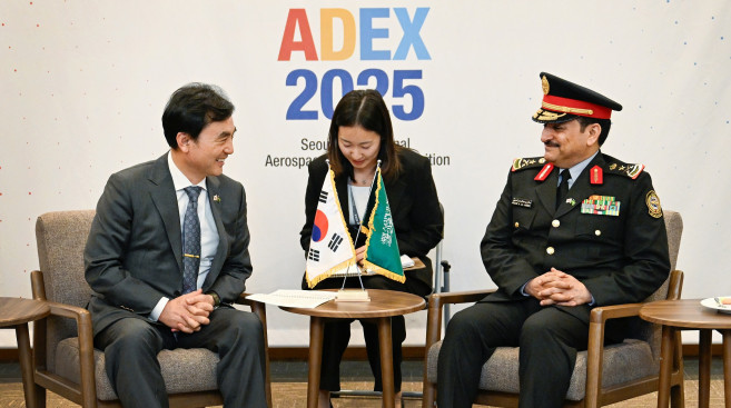 ▲안규백(왼쪽) 국방부장관은 20일 일산 킨텍스에서 서울 ADEX 2025 참석을 위해 방한한 살레 빈 압둘라함 알 하르비 사우디 국가방위군 총장을 접견했다. (국방부)
