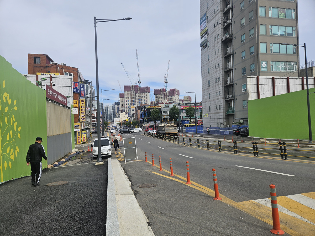 ▲‘힐스테이트 광명11’ 공사 현장에서 대로를 사이에 두고 ‘광명자이힐스테이트SKVIEW’ 공사 현장이 보이는 모습. (김지영 기자 kjy42)