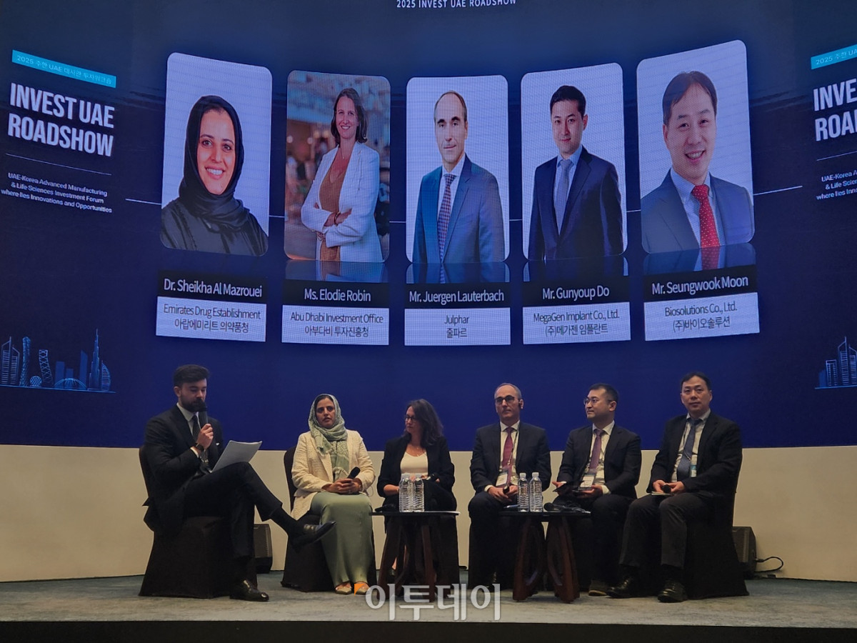 ▲왼쪽부터 나디아 라셰드 아부다비 투자진흥청 산업 파트너십 및 홍보 책임자, 셰이카 알 마즈루이 UAE 의약품청(EDE) 이사, 엘로디 로빈 아부다비 투자진흥청(ADIO) 글로벌클러스터 책임자, 위르겐 라우터바흐 줄파르 전략총괄책임자, 도건엽 메가젠임플란트 상무, 문승욱 바이오솔루션 최고운영책임자가 21일 서울 용산 드래곤시티에서 열린 ‘Invest UAE Roadshow’에서 패널토론에 참여했다. (이상민 기자 imfactor@)