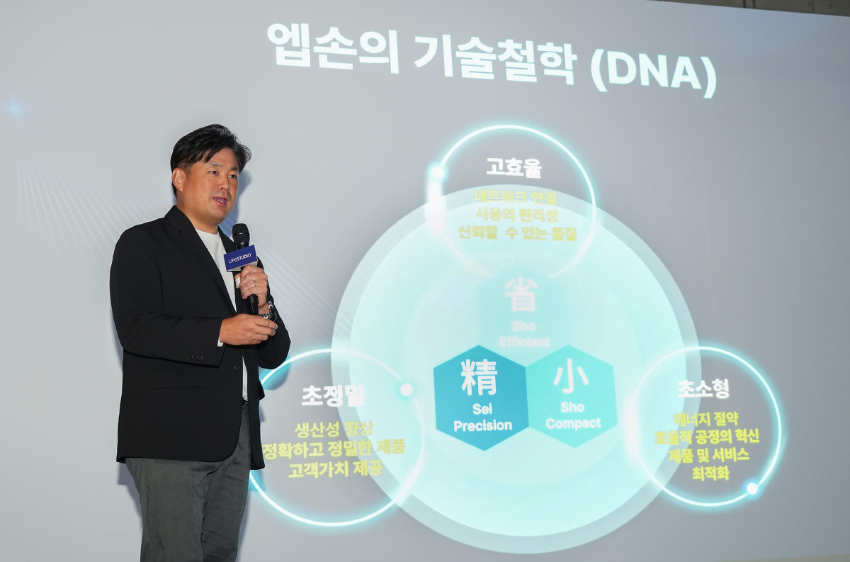 ▲모로후시 준 한국엡손 대표가 21일 서울 강남구 JBK컨벤션홀에서 열린 홈프로젝터 신제품 발표회에서 발표하고 있다. (자료제공=한국엡손)