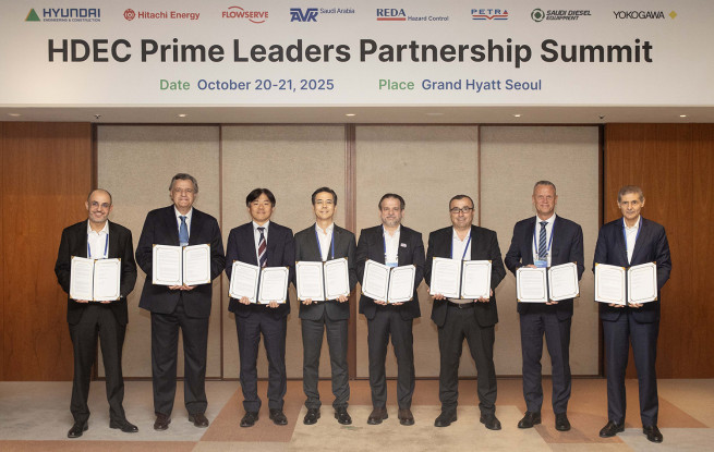 ▲서울 용산구 그랜드 하얏트 호텔에서 이한우 현대건설 대표이사(왼쪽 네 번째)를 비롯한 사우디 전략 협력 7개사 대표들이 업무협약(MOU) 체결 후 기념사진을 촬영하고 있다.  (사진제공=현대건설)