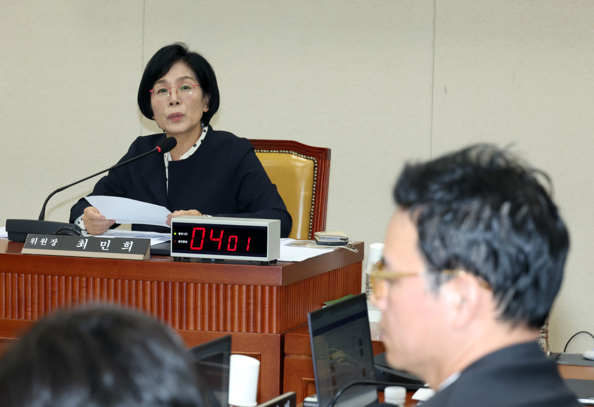 ▲최민희 국회 과방위원장이 20일 서울 여의도 국회에서 열린 과학기술정보방송통신위원회의 방송미디어통신위원회 관련(YTN,TBS,연합뉴스TV) 국정감사에서 박정훈 국민의힘 의원 발언에 관해 신상발언을 하고 있다. (뉴시스)