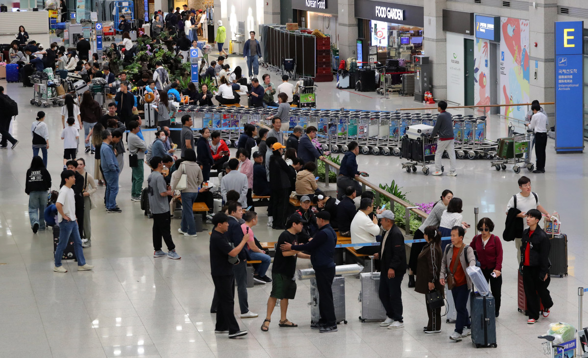 ▲인천국제공항 제1터미널 입국장이 추석 명절 연휴 여행을 마치고 귀국한 여행객 등으로 붐비고 있다. (사진=뉴시스)