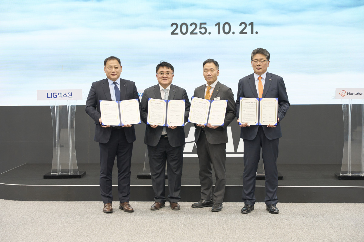 ▲(왼쪽부터) 최종진 LIG넥스원 미래전장사업부문장 부사장, 조우래 KAI 수출마케팅부문장, 김선 한화에어로스페이스 항공사업부장 부사장, 곽종우 한화시스템 DE사업부장 부사장이 21일 협력 MOU를 체결하고 기념 사진을 촬영하고 있다. (사진제공=한국항공우주산업(KAI))