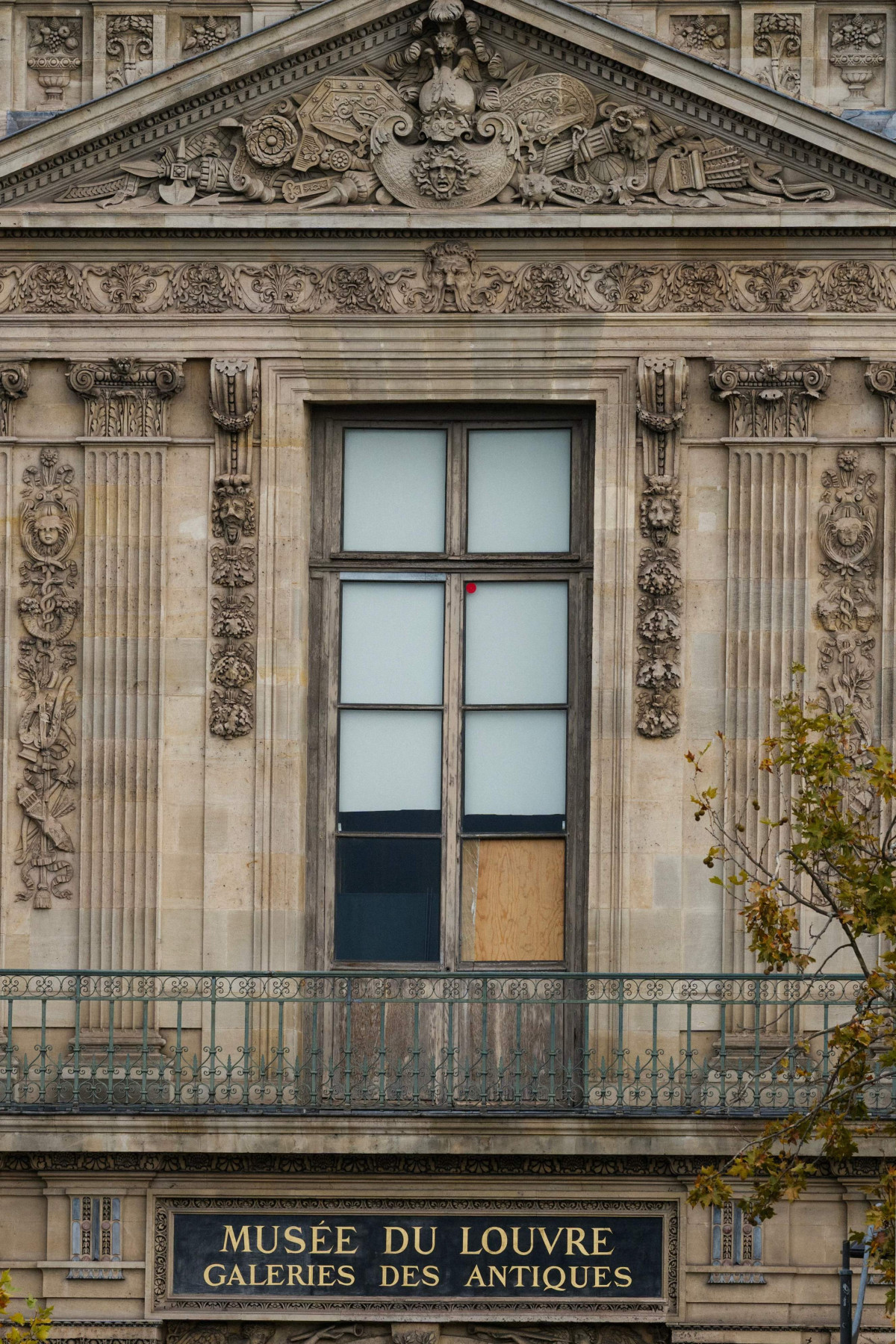 ▲20일(현지시간) 프랑스 파리 루브르 박물관 범행 현장. (파리/AFP연합뉴스)