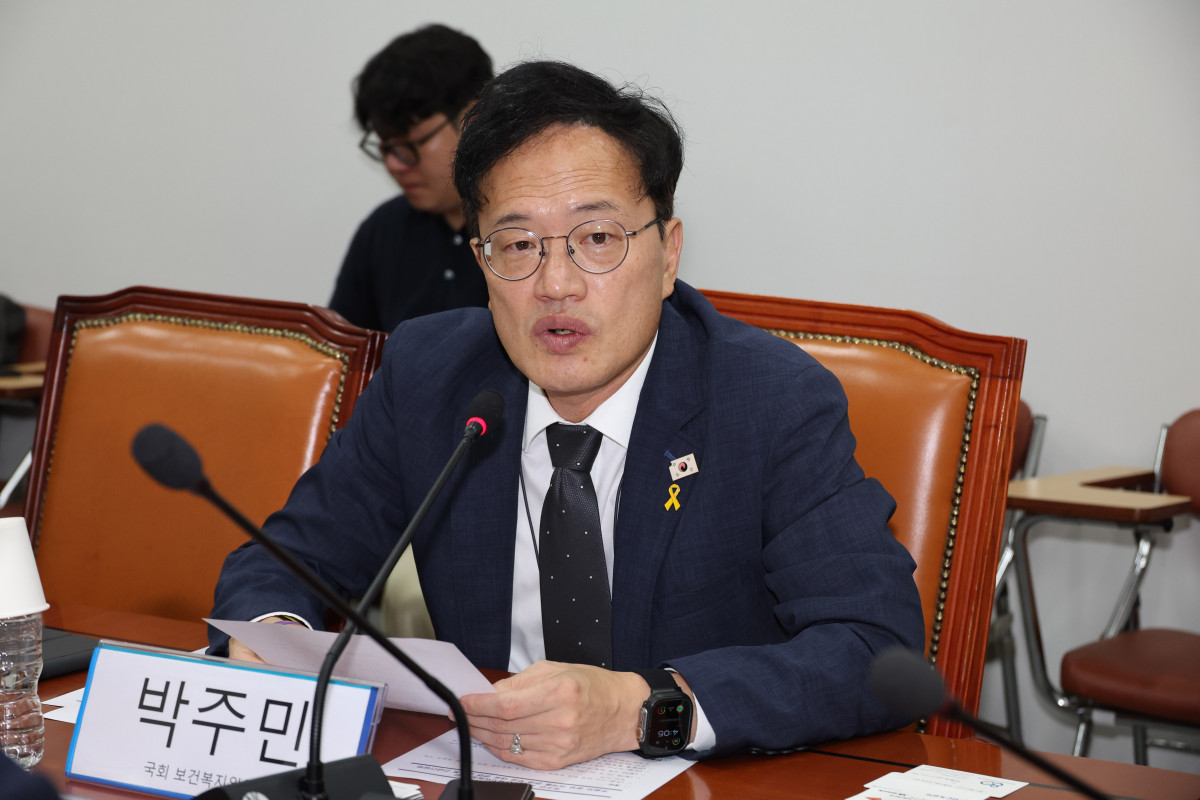 ▲박주민 국회 보건복지위원장이 30일 오후 서울 여의도 국회에서 열린 '트럼프 정부 의약품 관세 부과 대응 관련 산업계 긴급간담회'에서 발언하고 있다. 2025.09.30.  (뉴시스)