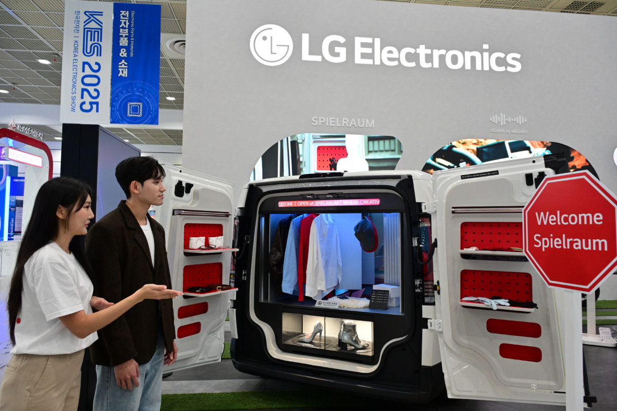 ▲LG전자가 지난달 21일부터 나흘간 서울 코엑스에서 열린 제56회 한국전자전에 참가했다. 관람객들이 LG전자 부스에 마련된 '슈필라움(Spielraum)'에서 LG전자의 다양한 가전과 이를 음성으로 제어하는 AI 홈 허브 'LG 씽큐 온'을 접목한 모빌리티 공간 솔루션을 경험하고 있다. (사진제공-LG전자)