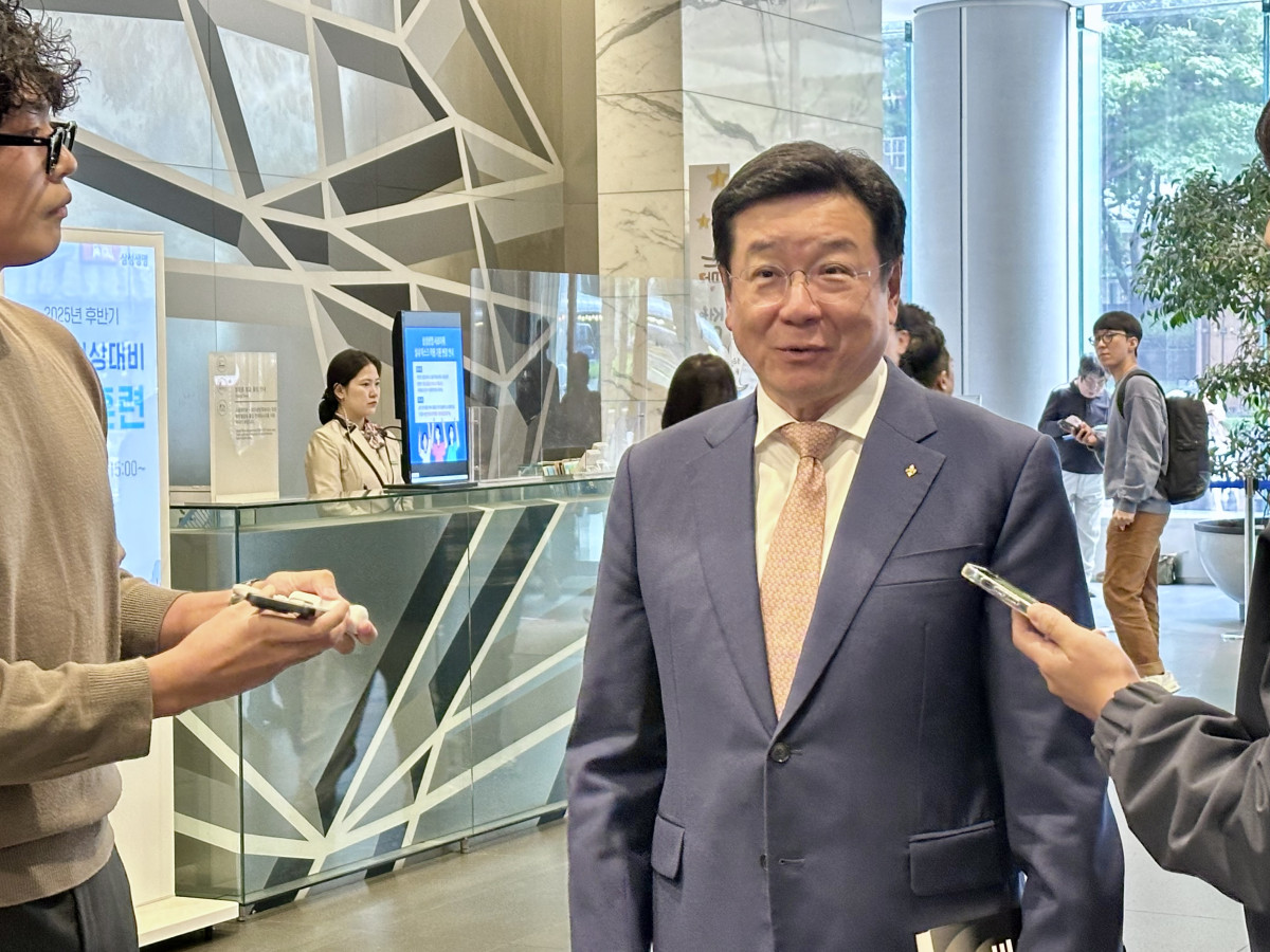 ▲이찬희 삼성준법감시위원장이 21일 서울 서초구 삼성생명 서초사옥에서 열린 준감위 정례회의에 앞서 기자들과 만나 질문에 답하고 있다. (이수진 기자)