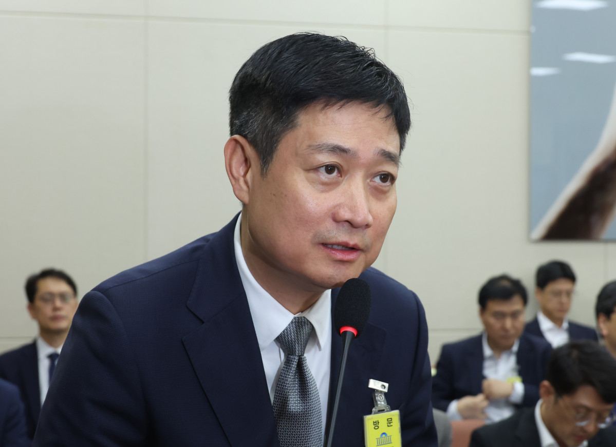 ▲홍범식 LGU+ 대표가 21일 서울 여의도 국회에서 열린 과학기술정보방송통신위원회의 정보통신산업진흥원 등 국정감사에서 의원 질의에 답하고 있다.  (뉴시스)