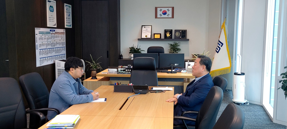 ▲유호준 경기도의회 의원이 21일 경기도 남양주에서 경기신용보증재단 시석중 이사장과 남양주 이전 추진에 대해 회의하고 있다. (경기도의회)