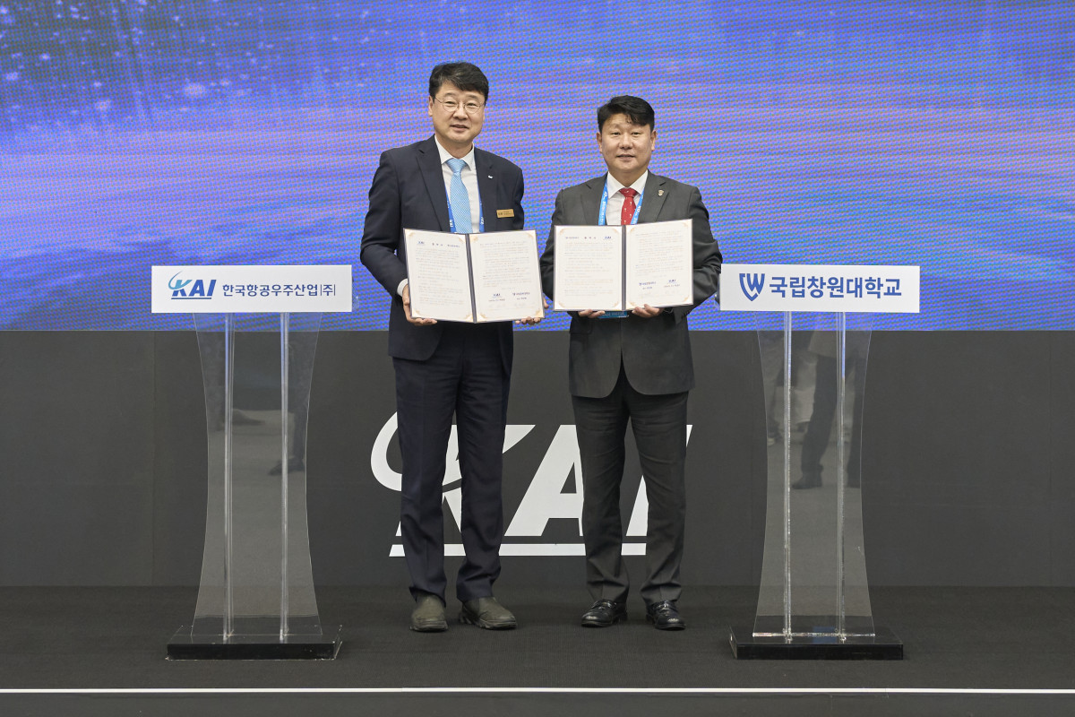 ▲KAI와 국립창원대가 21일 경기 고양시 일산 KINTEX에서 교육플랫폼 개발 체결식을 열었다. 좌측부터 박경은 KAI CS본부장 전무, 박민원 국립창원대 총장 (KAI)
