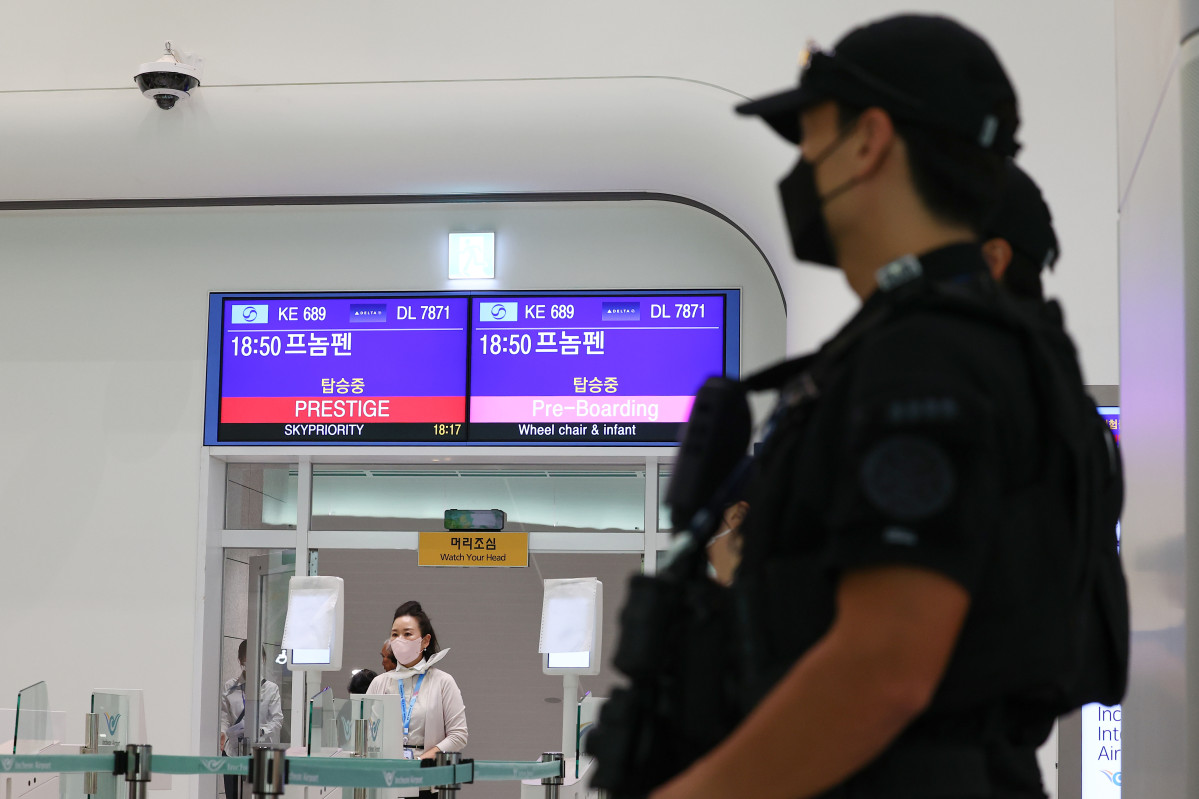 ▲ 캄보디아에서 한국인 납치·구금 사태가 발생해 논란을 빚고 있는 가운데 15일 인천국제공항 제2여객터미널 캄보디아행 항공편 탑승구에서 인천국제공항 경찰단 대테러기동대 대원들이 대기하고 있다. (연합뉴스)