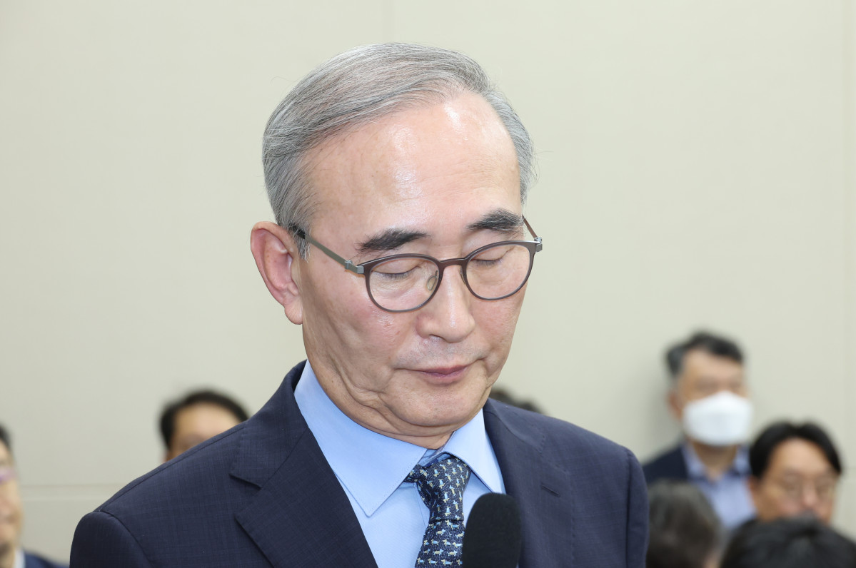 ▲김영섭 KT 대표가 21일 서울 여의도 국회에서 열린 과학기술정보방송통신위원회의 정보통신산업진흥원 등 국정감사에서 의원 질의를 듣던 중 밑을 바라보고 있다. (뉴시스)