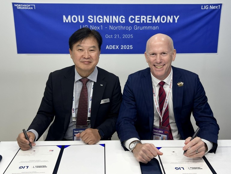 ▲노스롭그루먼과 LIG넥스원이 21일 서울 ADEX 2025에서 방공 및 미사일 방어 역량 강화를 위한 업무협약(MOU)을 체결했다. 박태식 LIG 넥스원 PGM사업부문장(왼쪽)과 존 프릭 노스롭그루먼 지휘통제무기체계통합부문 이사  (노스롭그루먼)
