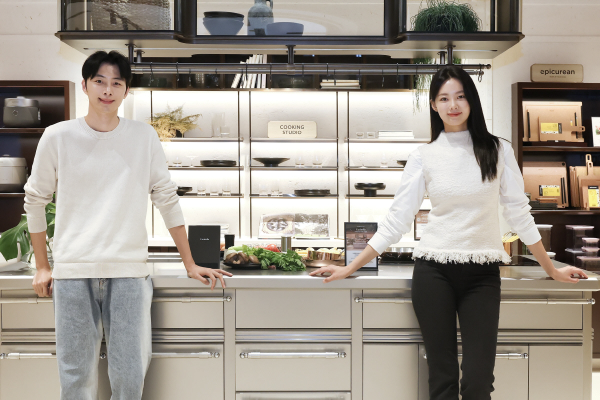 ▲신세계백화점 모델들이 21일 서울 서초구 반포동 신세계백화점 강남점 9층 쿠치넬라 매장을 소개하고 있다. (사진제공 신세계백화점)