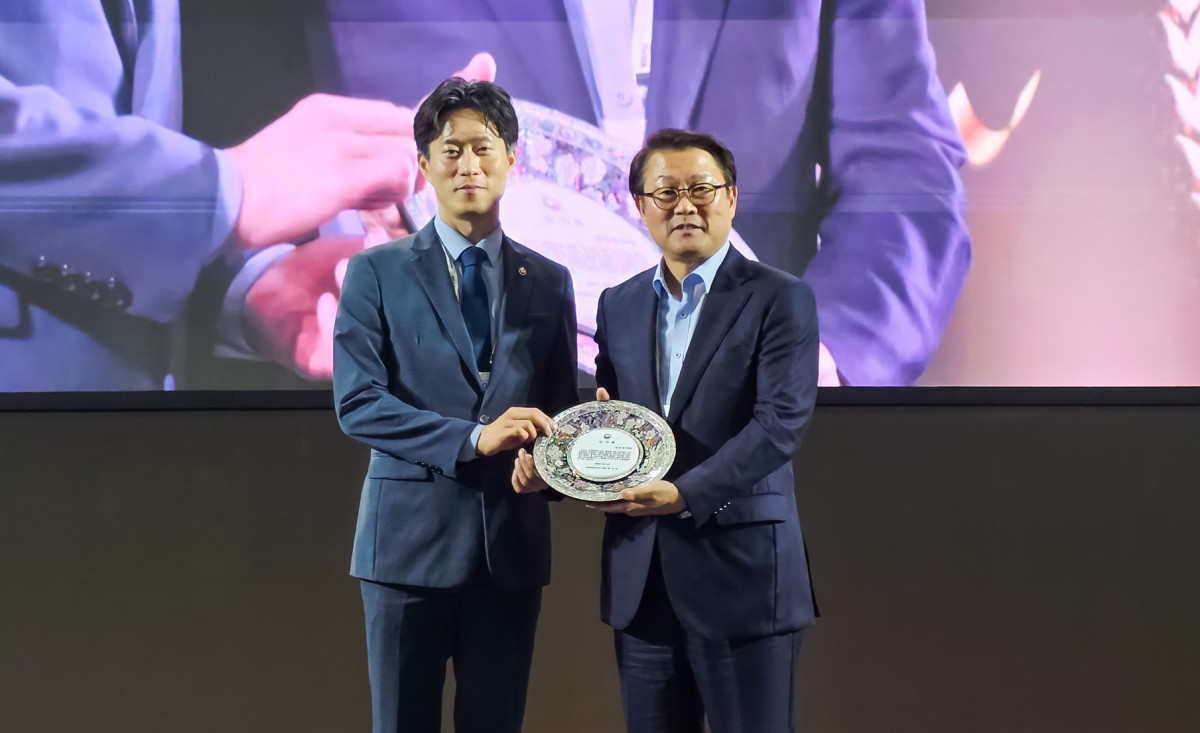 ▲21일(화) 코엑스에서 개최된 삼성 스마트공장 지원사업 10주년 기념행사에서 노용석 중소벤처기업부 차관(왼쪽)이 박승희 삼성전자 CR담당 사장(오른쪽)에게 감사패를 전달했다. (자료제공=삼성전자)