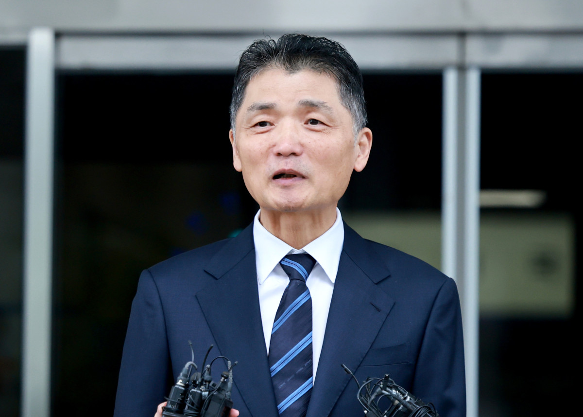 ▲SM엔터테인먼트 시세 조종 공모 의혹을 받는 카카오 창업자 김범수 경영쇄신위원장이 21일 양천구 서울남부지방법원에서 열린 1심 선고공판에서 무죄가 선고된 뒤 법원을 떠나며 입장을 밝히고 있다. (연합뉴스)