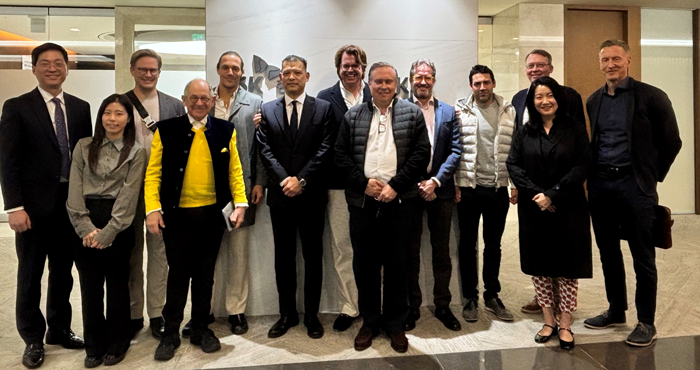 ▲한정호 SK증권 글로벌사업부 대표(앞줄 왼쪽에서 세 번째), 클로드 핀켄버그(Claude Finkenberg) FOA 공동창립자(앞줄 왼쪽에서 네 번째) (사진=SK증권)