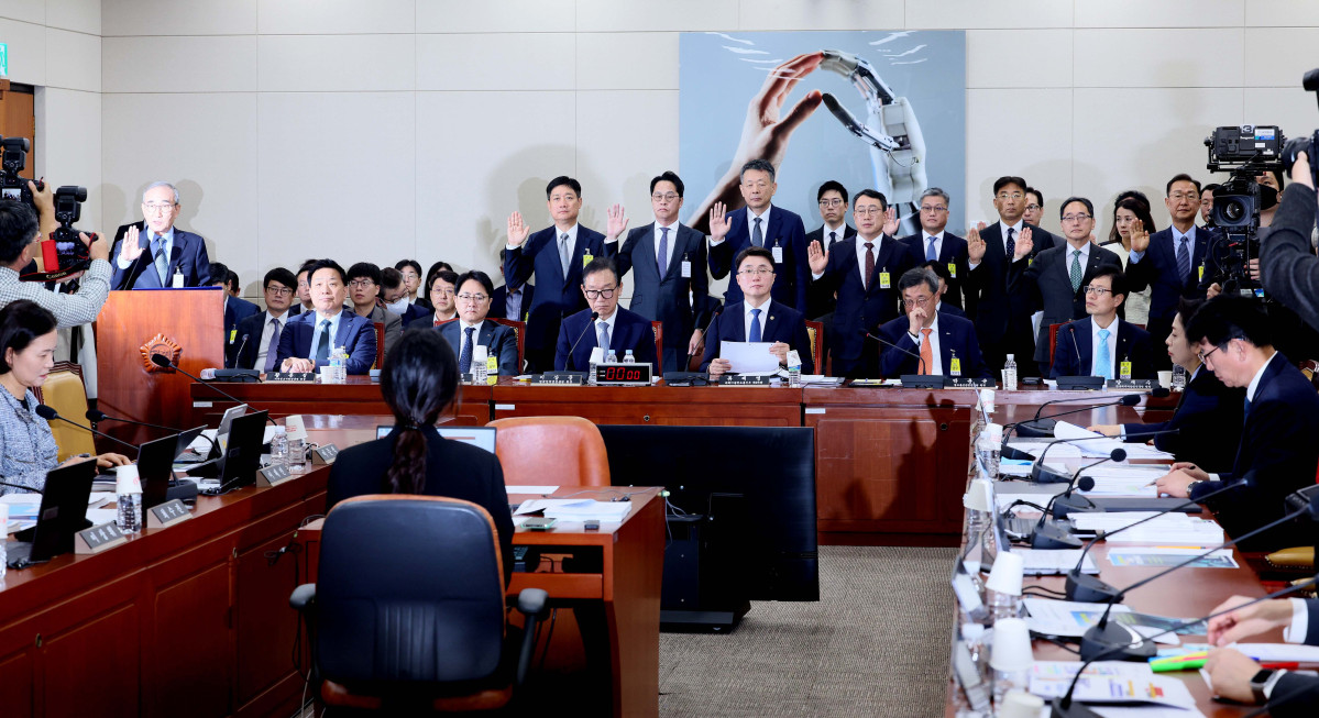 ▲김영섭(왼쪽부터) KT 대표, 홍범식 LG유플러스 대표, 조좌진 롯데카드 대표, 김광일 MBK 대표, 유영상 SKT 대표 등이 21일 서울 여의도 국회 과학기술정보방송통신위원에서 열린 정보통신산업진흥원 등에 대한 국정감사에서 증인선서를 하고 있다. 신태현 기자 holjjak@