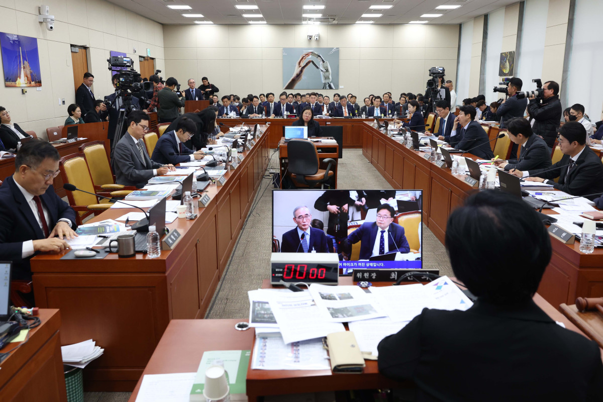 ▲김영섭 KT 대표가 21일 서울 여의도 국회 과학기술정보방송통신위원에서 열린 정보통신산업진흥원 등에 대한 국정감사에 출석해 의원 질의에 답하고 있다. 신태현 기자 holjjak@