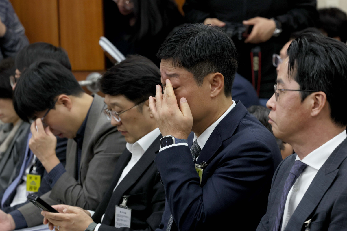 ▲홍범식 LG유플러스 대표가 21일 서울 여의도 국회 과학기술정보방송통신위원에서 열린 정보통신산업진흥원 등에 대한 국정감사에 출석해 잠시 얼굴을 만지고 있다. 신태현 기자 holjjak@