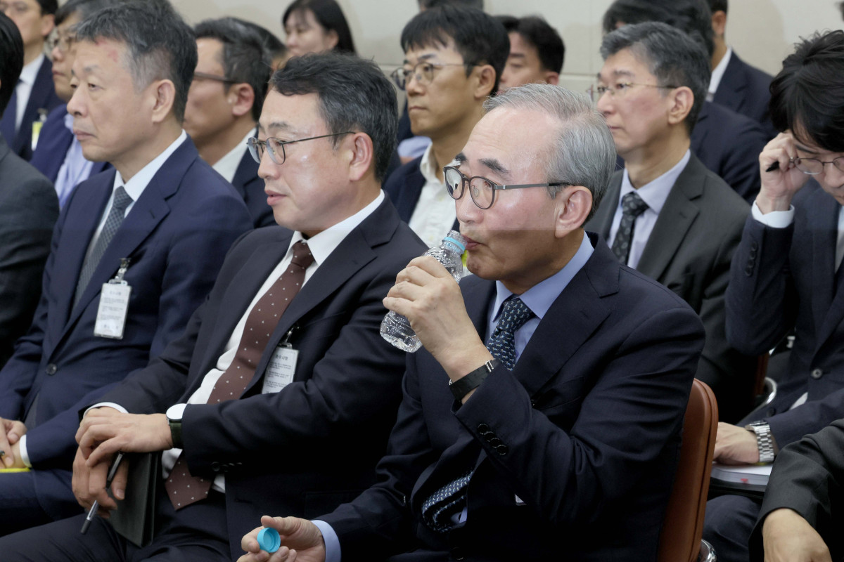 ▲김영섭 KT 대표가 21일 서울 여의도 국회 과학기술정보방송통신위원에서 열린 정보통신산업진흥원 등에 대한 국정감사에 출석해 물을 마시고 있다. 신태현 기자 holjjak@