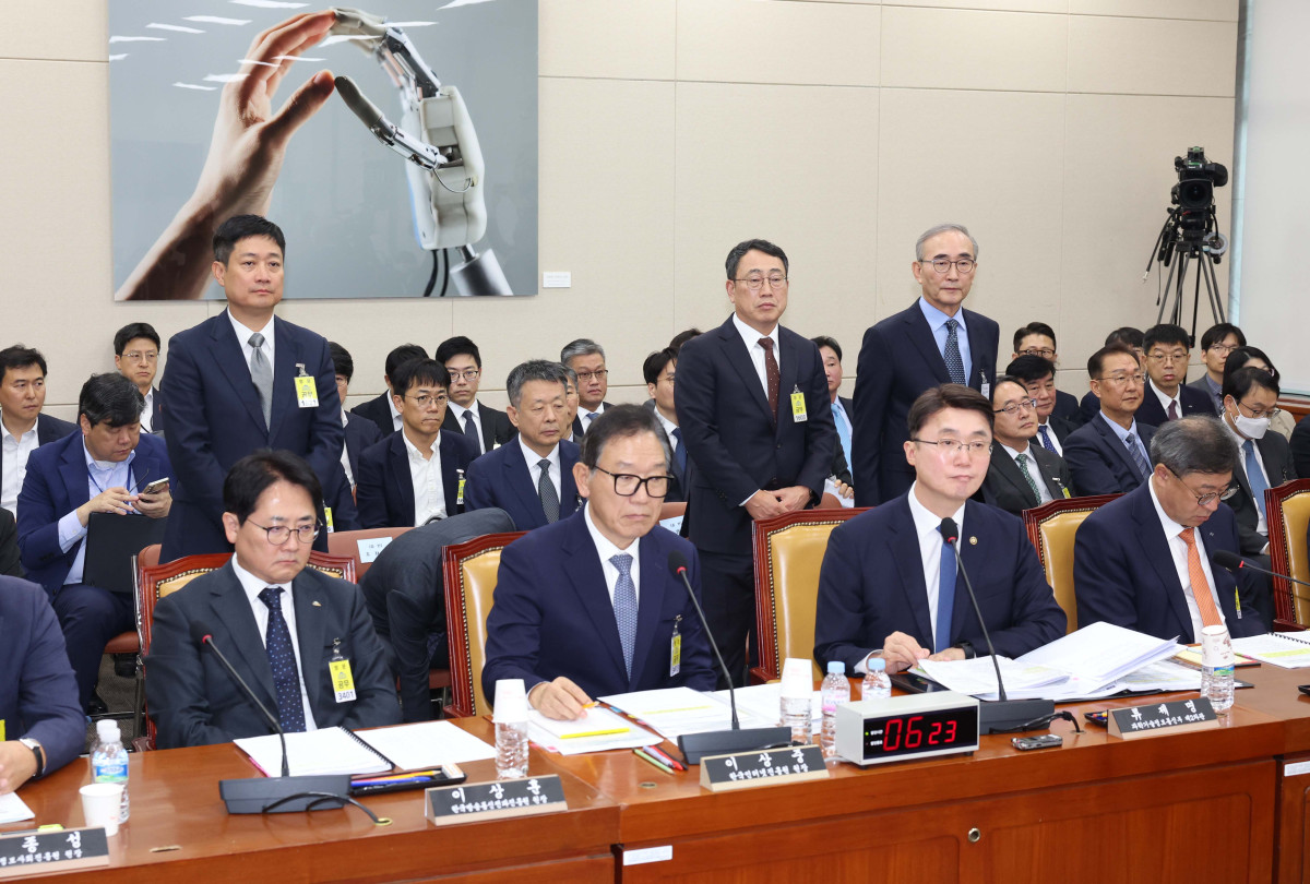 ▲홍범식(왼쪽부터) LG유플러스 대표, 유영상 SKT 대표, 김영섭 KT 대표가 21일 서울 여의도 국회 과학기술정보방송통신위원에서 열린 정보통신산업진흥원 등에 대한 국정감사에서 기립하고 있다. 신태현 기자 holjjak@