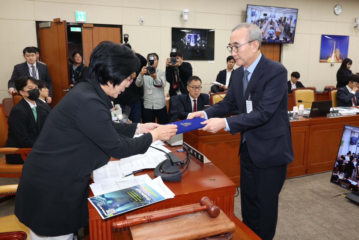 ▲김영섭 KT 대표가 21일 서울 여의도 국회 과학기술정보방송통신위원에서 열린 정보통신산업진흥원 등에 대한 국정감사에 출석해 증인선서를 마친 뒤 최민희 위원장에게 선서문을 제출하고 있다. 신태현 기자 holjjak@