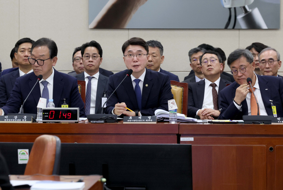 ▲류제명 과학기술정보통신부 제2차관이 21일 서울 여의도 국회 과학기술정보방송통신위원에서 열린 정보통신산업진흥원 등에 대한 국정감사에 출석해 의원 질의에 답하고 있다. 신태현 기자 holjjak@