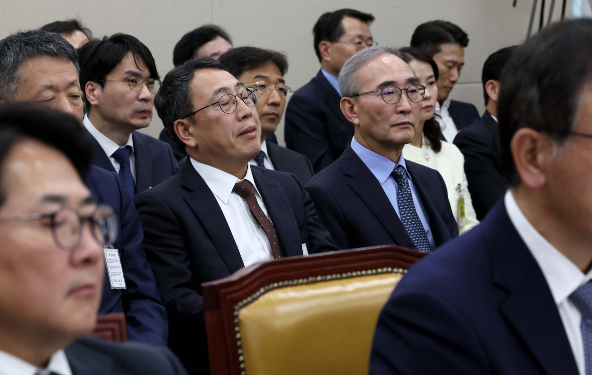 ▲유영상 SKT 대표가 21일 서울 여의도 국회 과학기술정보방송통신위원에서 열린 정보통신산업진흥원 등에 대한 국정감사에 출석해 잠시 눈을 감고 있다. 신태현 기자 holjjak@