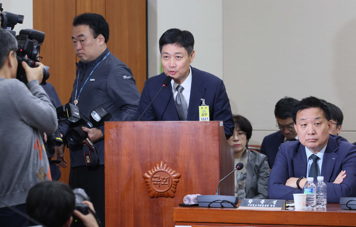 ▲홍범식 LG유플러스 대표가 21일 서울 여의도 국회 과학기술정보방송통신위원에서 열린 정보통신산업진흥원 등에 대한 국정감사에 출석해 의원 질의에 답하고 있다. 신태현 기자 holjjak@