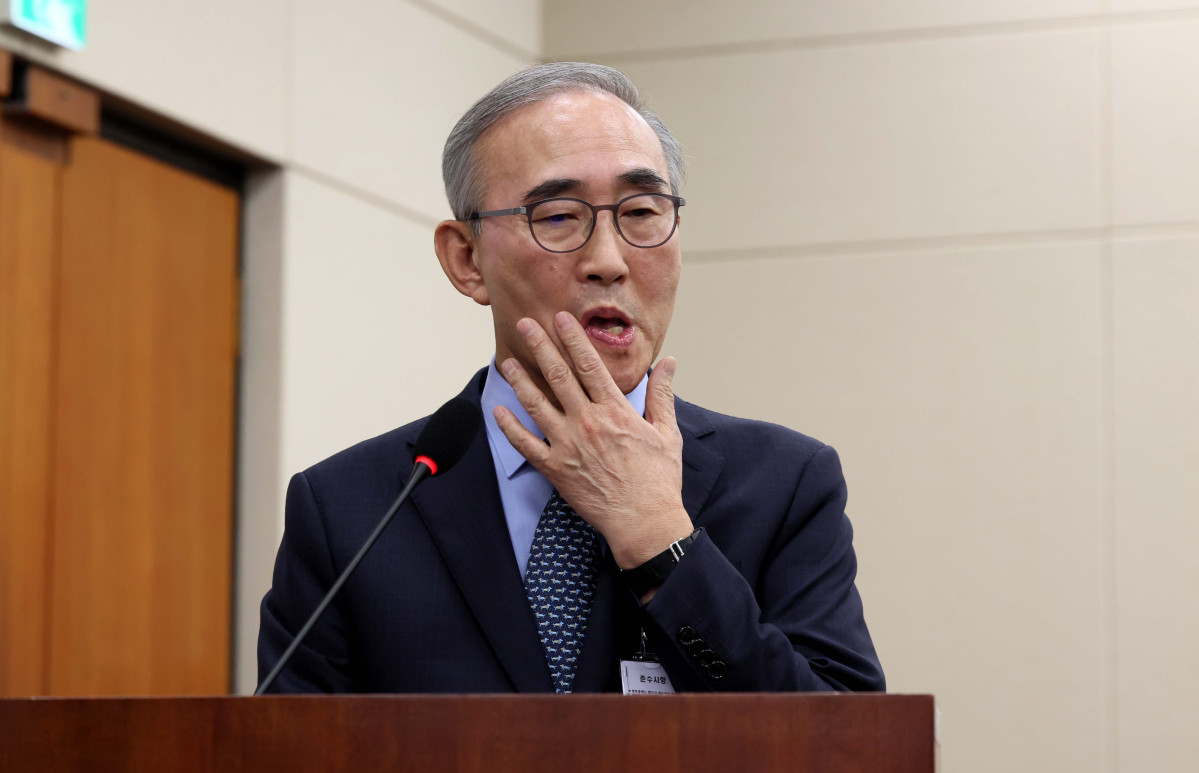 ▲김영섭 KT 대표가 21일 서울 여의도 국회 과학기술정보방송통신위원에서 열린 정보통신산업진흥원 등에 대한 국정감사에 출석해 의원 질의에 답하던 중 잠시 얼굴을 만지고 있다. 신태현 기자 holjjak@