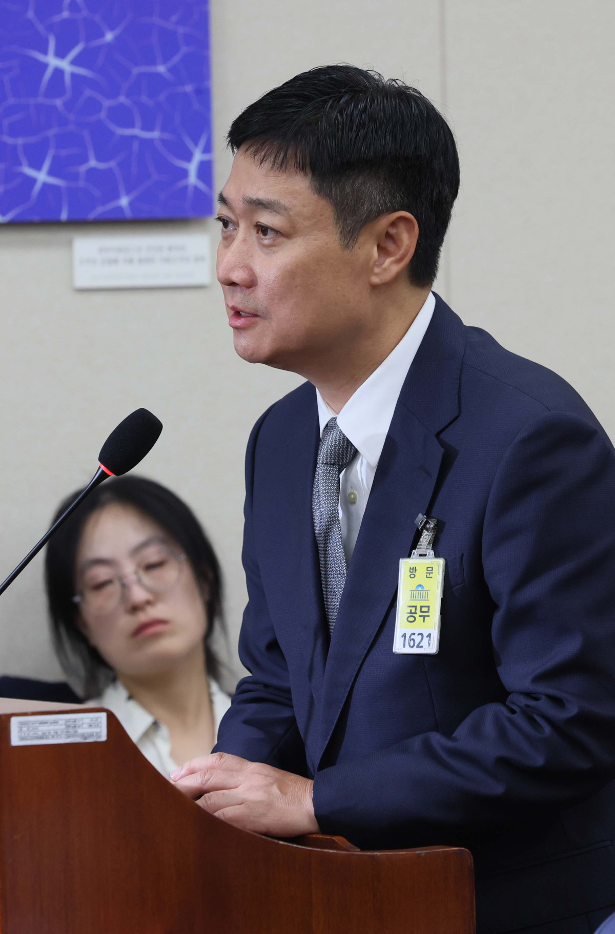 ▲홍범식 LG유플러스 대표가 21일 서울 여의도 국회 과학기술정보방송통신위원에서 열린 정보통신산업진흥원 등에 대한 국정감사에 출석해 의원 질의에 답하고 있다. 신태현 기자 holjjak@