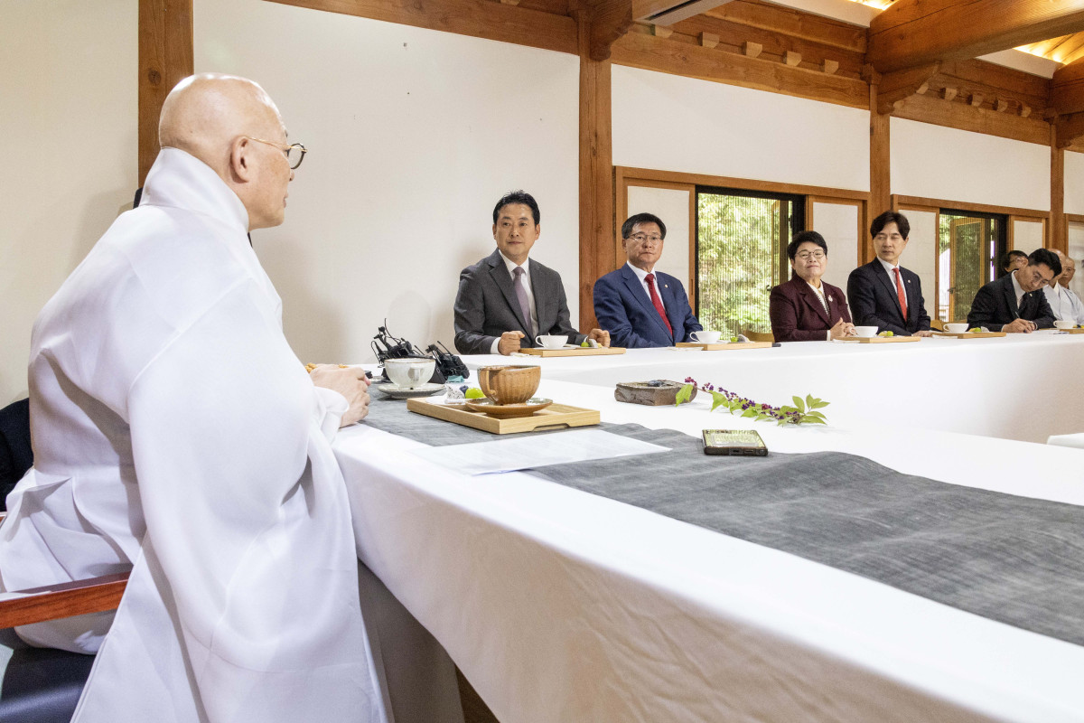 ▲장동혁 국민의힘 대표가 21일 오후 서울 강남구 봉은사를 찾아 대한불교조계종 총무원장 진우스님을 예방해 대화하고 있다. 국회사진기자단