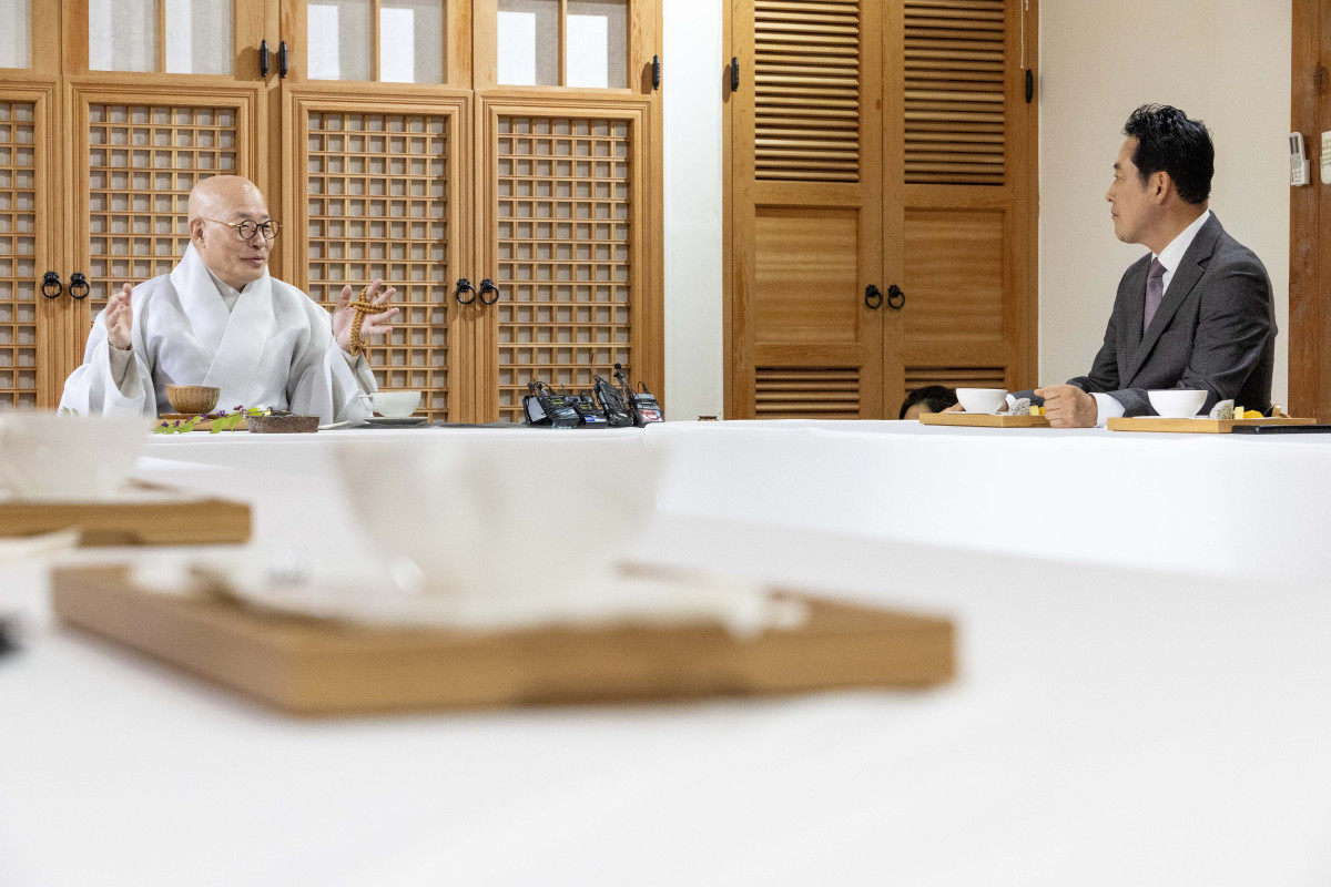 ▲장동혁 국민의힘 대표가 21일 오후 서울 강남구 봉은사를 찾아 대한불교조계종 총무원장 진우스님을 예방해 대화하고 있다. 국회사진기자단