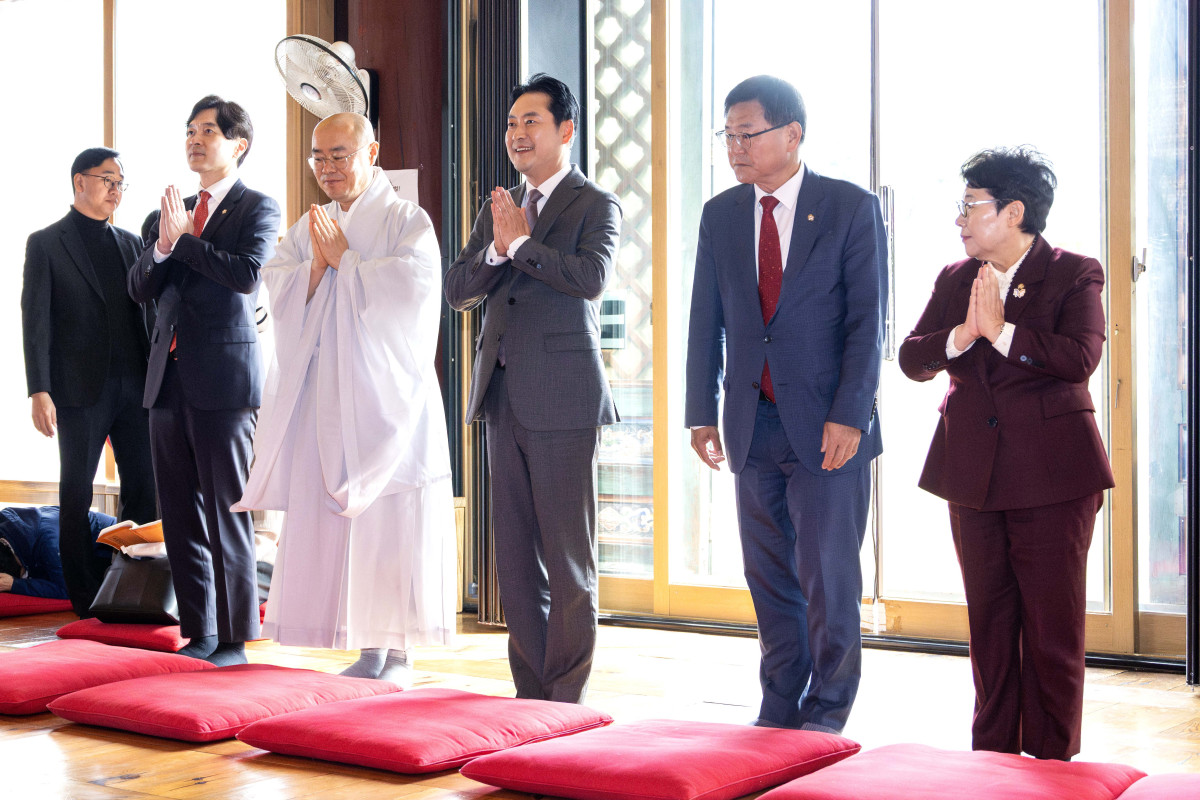 ▲장동혁 국민의힘 대표가 21일 오후 대한불교조계종 총무원장 진우스님을 예방하기에 앞서 서울 강남구 봉은사 대웅전에서 참배하고 있다. 국회사진기자단