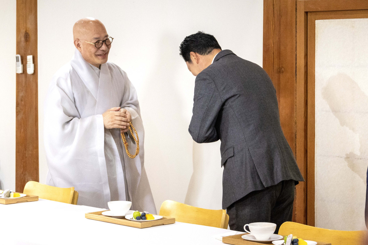 ▲장동혁 국민의힘 대표가 21일 오후 서울 강남구 봉은사를 찾아 대한불교조계종 총무원장 진우스님을 예방해 합장하며 인사하고 있다. 국회사진기자단