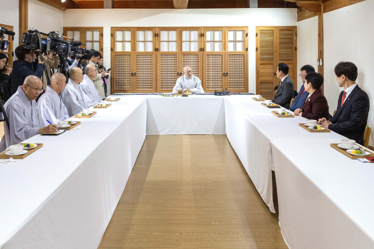 ▲대한불교조계종 총무원장 진우스님이 21일 오후 서울 강남구 봉은사에서 예방한 장동혁 국민의힘 대표와 환담하고 있다. 국회사진기자단