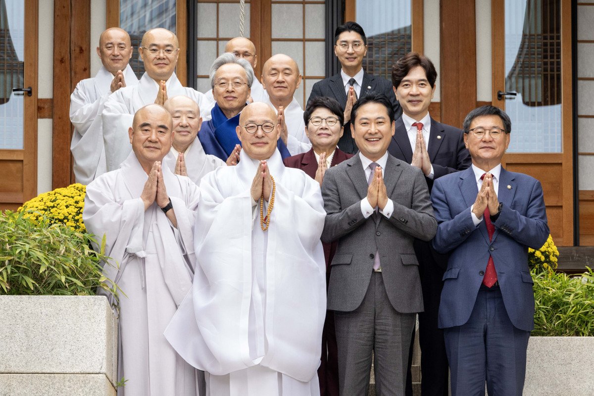 ▲장동혁 국민의힘 대표(앞줄 오른쪽 두번째부터)와 대한불교조계종 총무원장 진우스님을 비롯한 참석자들이 21일 오후 서울 강남구 봉은사에서 환담을 마친 후 합장을 하고 기념촬영을 하고 있다. 국회사진기자단