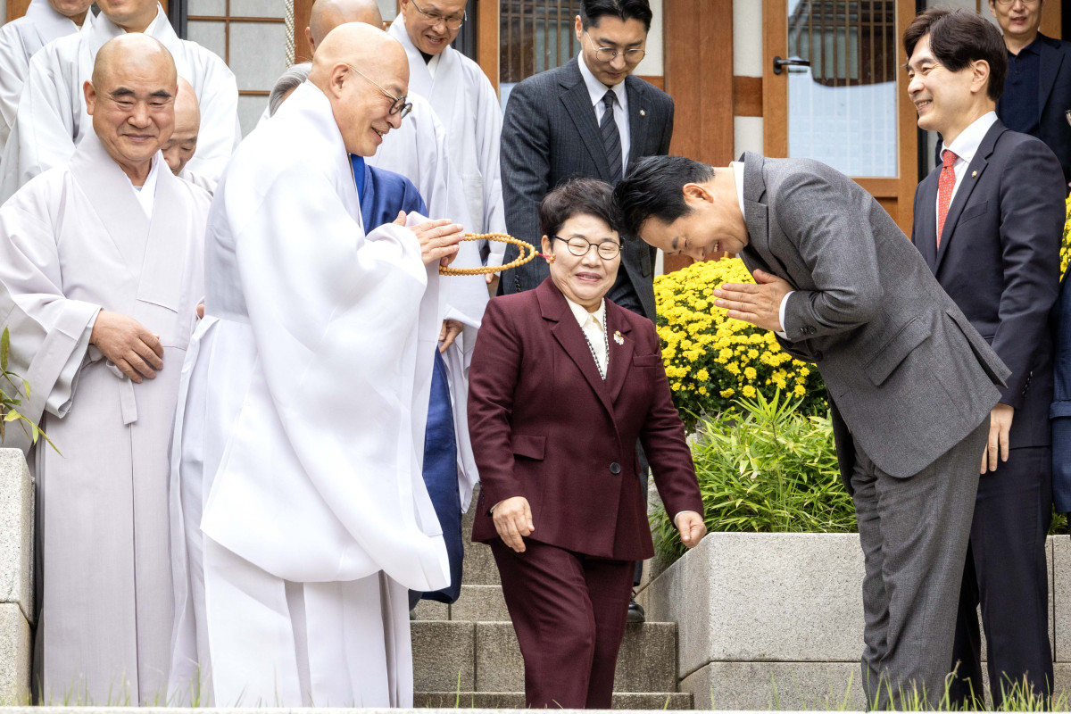 ▲장동혁 국민의힘 대표(오른쪽)가 21일 오후 서울 강남구 봉은사를 찾아 대한불교조계종 총무원장 진우스님을 예방해 환담을 마친 후 합장하며 인사하고 있다. 국회사진기자단