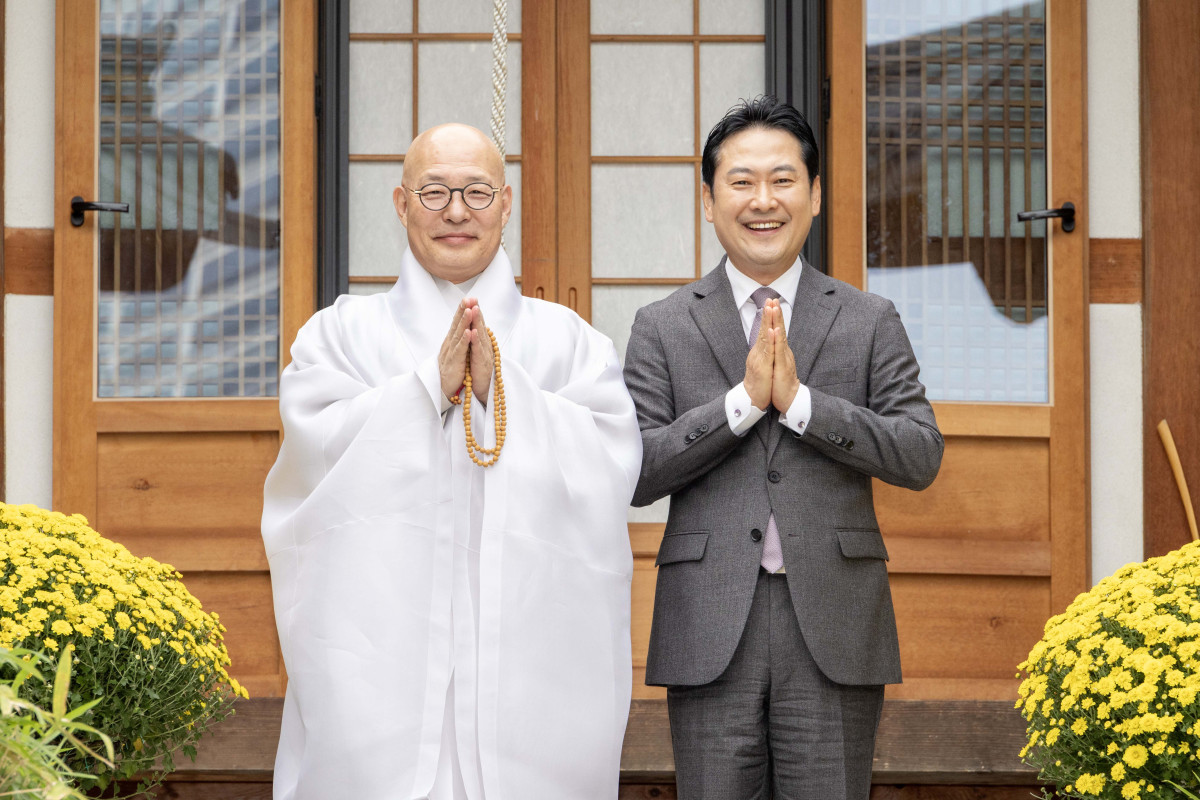 ▲장동혁 국민의힘 대표와 대한불교조계종 총무원장 진우스님이 21일 오후 서울 강남구 봉은사에서 합장을 하고 기념촬영을 하고 있다. 국회사진기자단