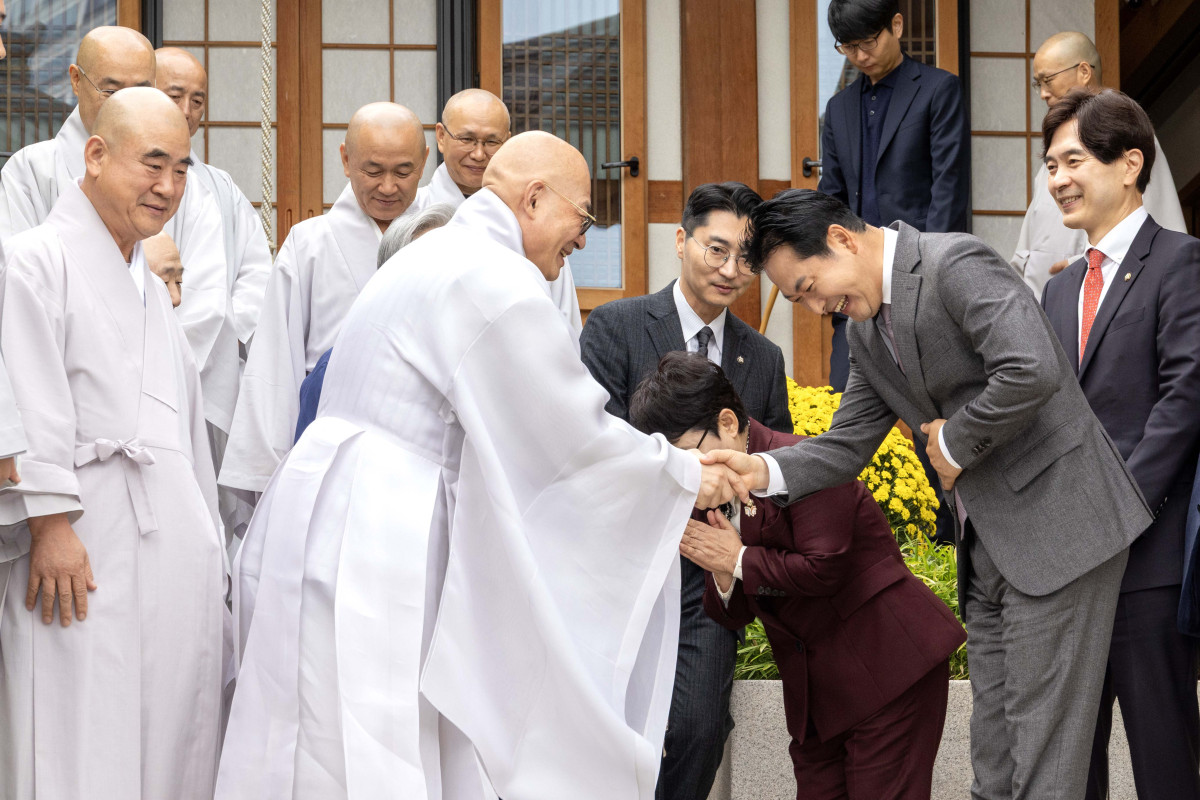 ▲장동혁 국민의힘 대표(오른쪽)가 21일 오후 서울 강남구 봉은사를 찾아 대한불교조계종 총무원장 진우스님을 예방해 환담을 마친 후 인사하고 있다. 국회사진기자단