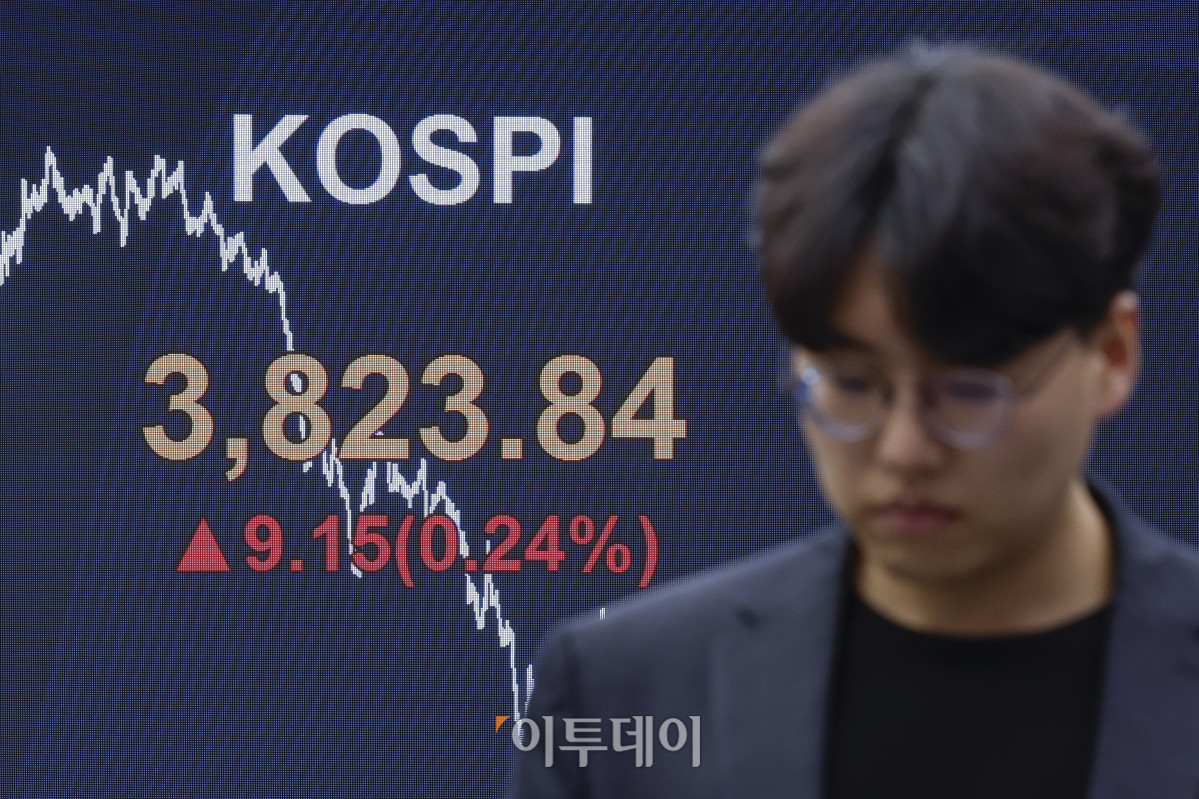 ▲코스피가 5거래일 연속 종가 기준 사상 최고치를 경신한 21일 서울 영등포구 KB국민은행 딜링룸 전광판에 코스피가 표시돼 있다. 이날 코스피 지수는 전 거래일보다 9.15(0.24%) 포인트 상승한 3823.84를 나타냈다. 조현호 기자 hyunho@