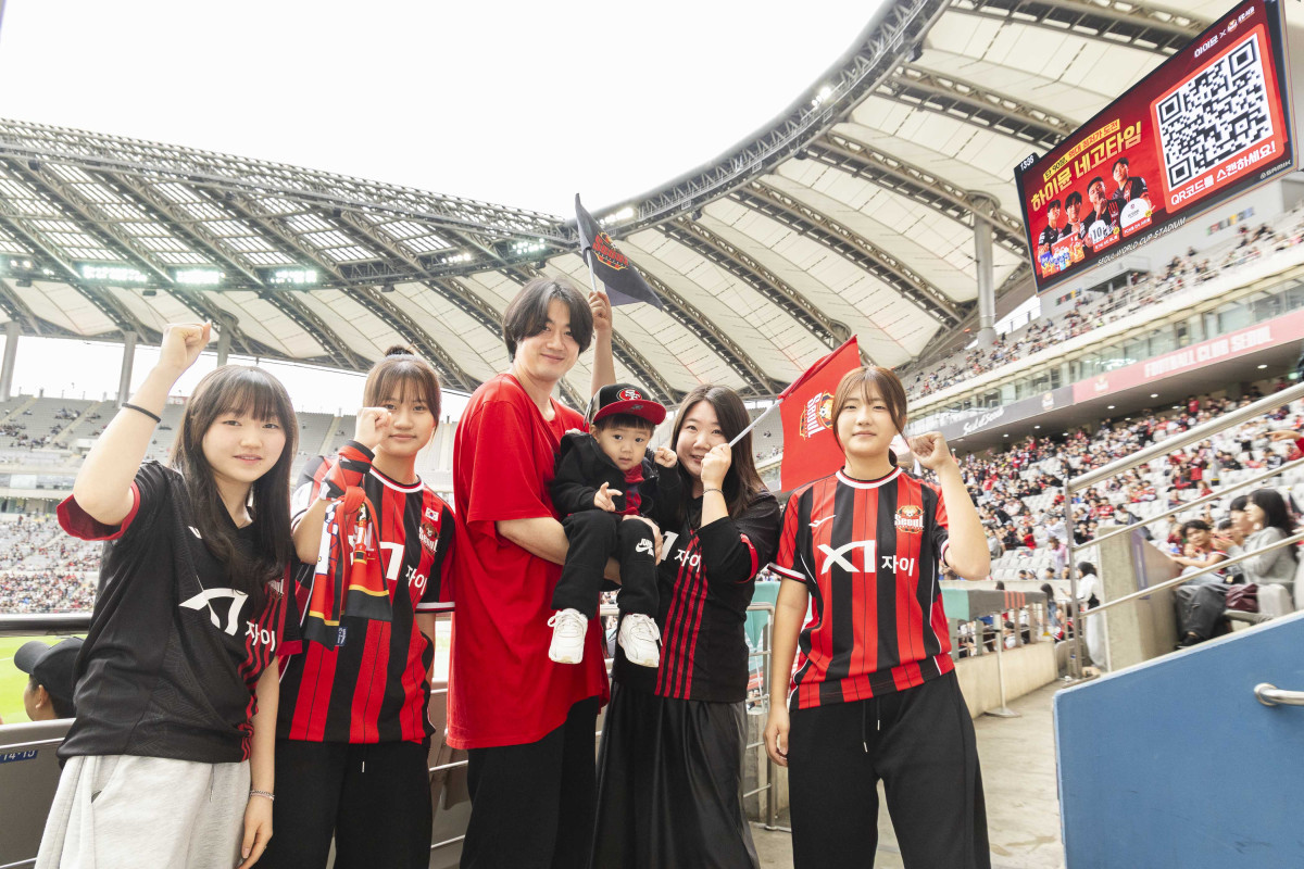 ▲일동후디스 임직원 가족이 FC서울 경기를 단체 관람했다. (사진제공=일동후디스)