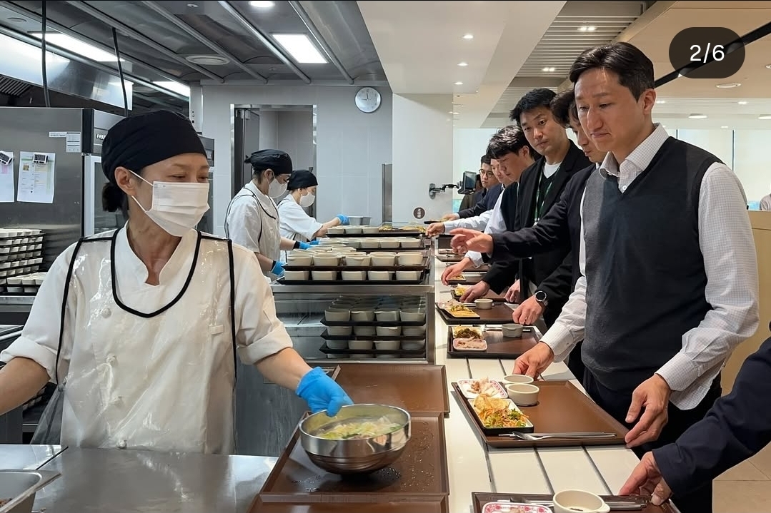 ▲정기선 HD현대 회장이 20일 구내식당에서 식사를 받는 모습. (HD현대 SNS.)