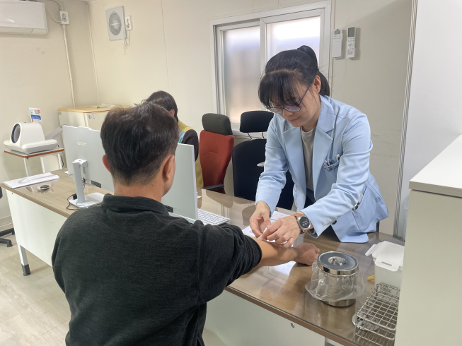 ▲서울 영등포 보현종합지원센터 부속의원 현장진료 모습. (사진제공=서울시)