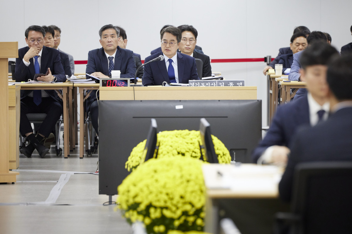 ▲21일 오후 경기도청 율곡홀에서 열린 2025 행정안전위원회 국정감사에서 김동연 경기도지사가 답변을 하고 있다. (경기도)