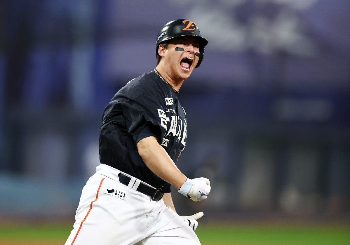 ▲21일 대구삼성라이온즈파크에서 열린 2025 KBO 포스트시즌 플레이오프 한화 이글스 대 삼성 라이온즈 3차전. 5회 초 2사 3루 때 한화 노시환이 투런 홈런을 친 후 기뻐하고 있다. (연합뉴스)