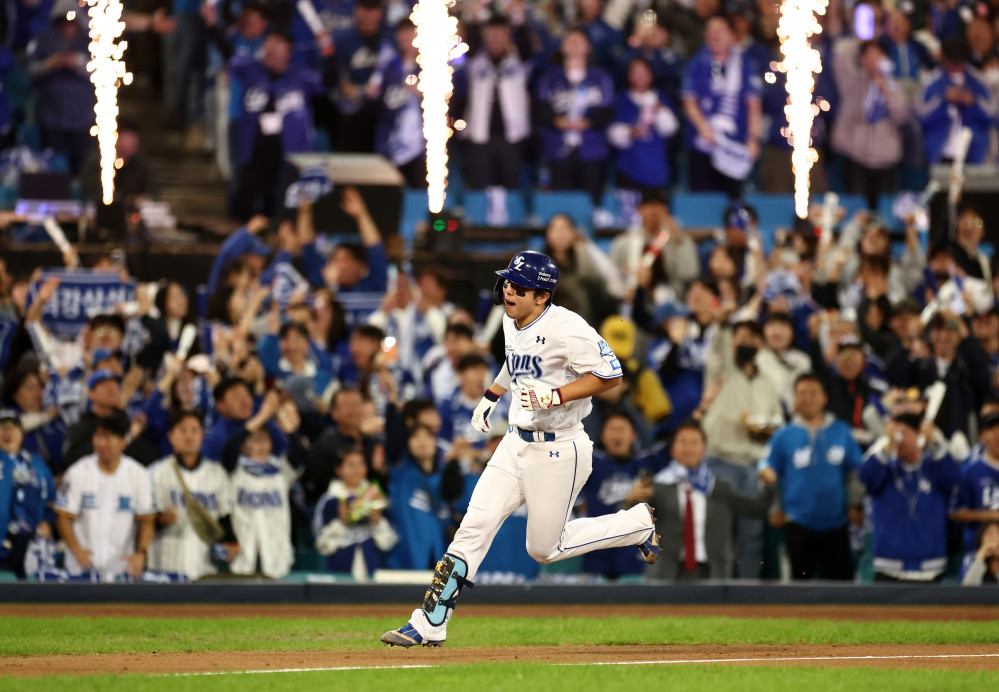 ▲21일 대구삼성라이온즈파크에서 열린 2025 KBO 포스트시즌 플레이오프 한화 이글스 대 삼성 라이온즈 3차전. 4회 말 1사 1,2루 때 삼성 김영웅이 3점 홈런을 친 후 그라운드를 돌고 있다.  (연합뉴스)